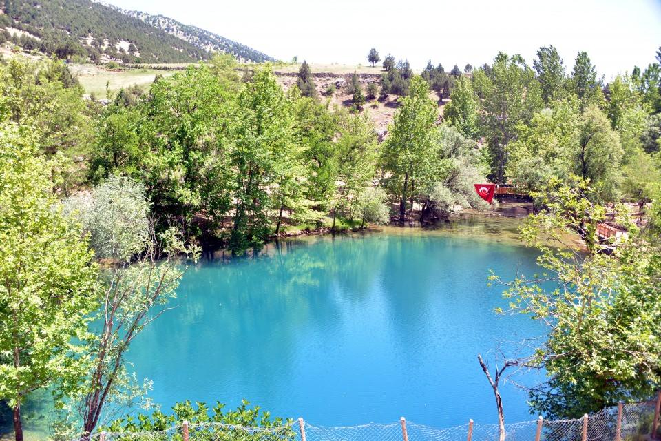 <p>Kahramanmaraş'ta hem kaynağı hem de suyunun renginin nedeni belirlenemediği için 'Gizemli cennet' olarak adlandırılan doğa harikası Yeşilgöz Mesire Alanı, yoğun ilgi görüyor.</p>
