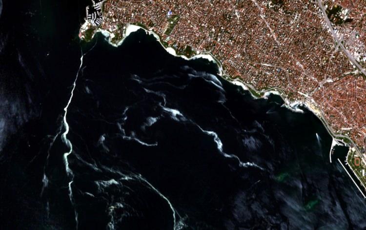 <p>İTÜ UHUZAM tarafından uzaydan alınan görüntü kayıtlarıyla Marmara Denizi'nde müsilajın alanları tespit edildi.</p>
