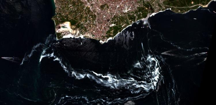 <p>İstanbul Teknik Üniversitesi (İTÜ) Uydu Haberleşme ve Uzaktan Algılama Uygulama ve Araştırma Merkezi (UHUZAM), Marmara Denizi'nde ortaya çıkan müsilajı (deniz salyası) uydu aracılığıyla uzaydan görüntüledi.</p>
