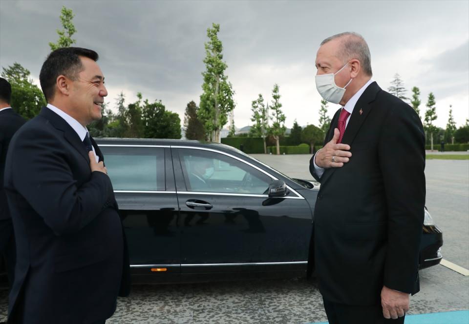 <p>Türkiye Cumhurbaşkanı Recep Tayyip Erdoğan, Türkiye'ye resmi ziyarette bulunan Kırgız Cumhuriyeti Cumhurbaşkanı Sadır Caparov'u Cumhurbaşkanlığı Külliyesi'nde resmi törenle karşıladı.</p>

<p> </p>
