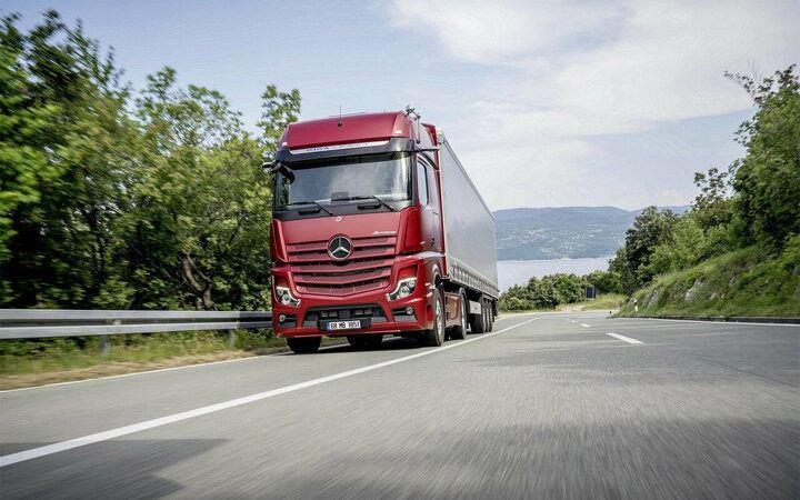 <p>Mercedes-Benz Finansal Hizmetler, 2020 model çekiciinşaat ve kargo kamyonlarında Haziran ayına özel, kasko ve servis paketli kampanya sunuyor. Mercedes-Benz Finansal Hizmetler’in, Aksaray ve Wörth üretimi Mercedes-Benz 2020 model yılı Çekiciİnşaat ve Kargo kamyonları için, Haziran ayında geçerli olacak servis paketli, kaskolu finansman kampanyası ile kurumsal müşteriler; 750.000 TL kredi tutarı, 24 ay vade ve yüzde 1,07 faiz oranı ile bir Mercedes-Benz kamyon sahibi olabiliyorlar.</p>
