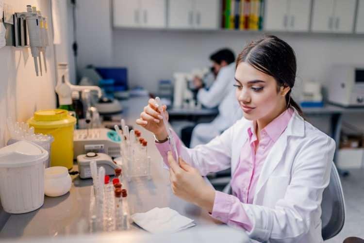 <p><strong>"KİMİN AŞI OLACAĞINI BELİRLEMEK İÇİN GENETİK TEST YAPILABİLİR"</strong></p>

<p>Aynı zamanda Newcastle Hospitals NHS Foundation Trust'ta Solunum Danışmanı olarak çalışan ve makalenin ortak yazarlarından biri olan Newcastle Üniversitesi İletim ve Klinik Araştırma Enstitüsü'nden Dr. Carlos Echevarria, “İnsanlar Covid'e yakalanır, ama hasta olmazlar. Bu bizi gelecekteki aşılar için kime öncelik vermemiz gerektiğini gösteren bir genetik teste götürebilir. Nüfus düzeyinde, bunu bilmek bizim için önemlidir, çünkü dirençli birçok insanımız olduğunda, bu nedenle Covid'e yakalanırlar, ancak semptom göstermezler, o zaman virüsü asemptomatikken yayma riskiyle karşı karşıya kalırlar."</p>
