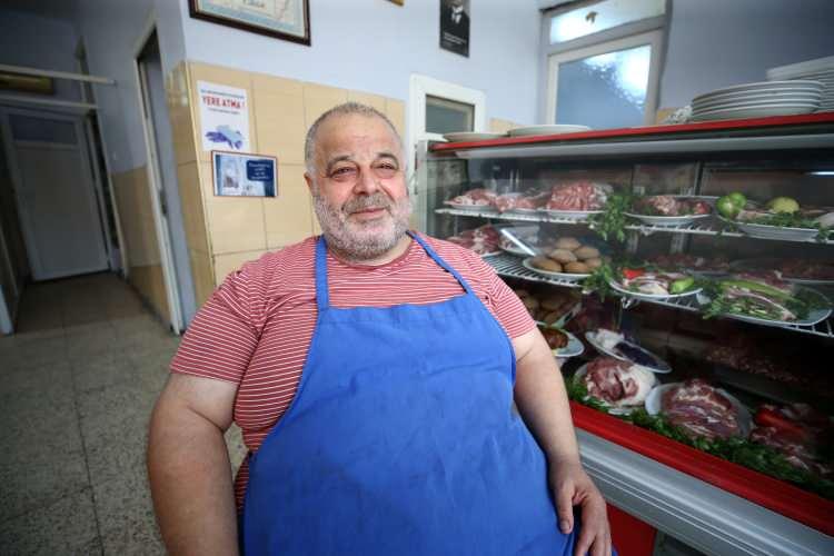 <p>Adana'nın içli köftesi normalde suda kaynatılarak pişirilir. Mangalda içli köfteyi ustam keşfetmiş. Biz ilk defa burada yedik. İçli köfteye farklı bir tat katmış. </p>
