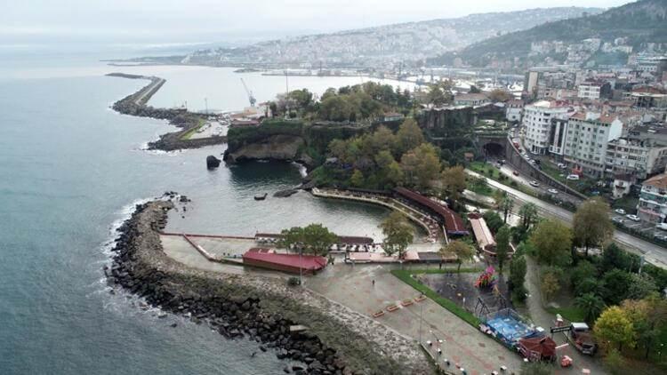<p>Güzelhisar Kalesi arazisinin, 1737-1745 yılları arasında Osmanlı İmparatorluğu döneminde Trabzon Valiliği görevini üstlenen Gümüşhaneli Üçüncüzade Ömer Paşa’ya ait olduğunu öne süren torunları hukuk mücadelesi başlattı.</p>