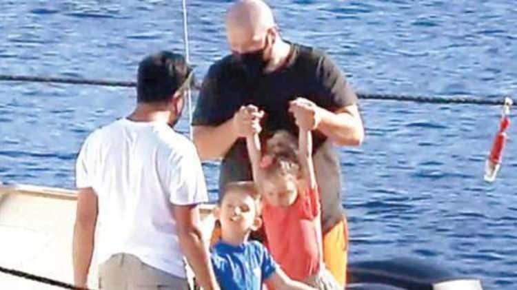 <p>Geçtiğimiz gün Muğla'nın Selimi'ye ilçesinin açıklarına demir atan Gökbakar ailesiyle başbaşa tatile çıktı. </p>
