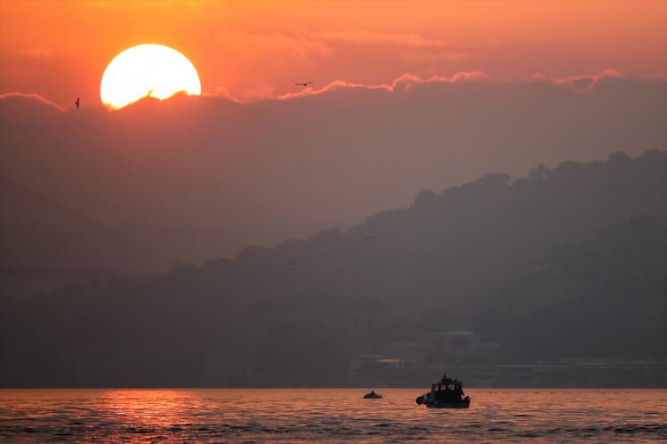 <p>İstanbul'da gün doğumunda oluşan kızıllık 15 Temmuz Şehitler Köprüsü çevresinde güzel görüntü oluşturdu.</p>
