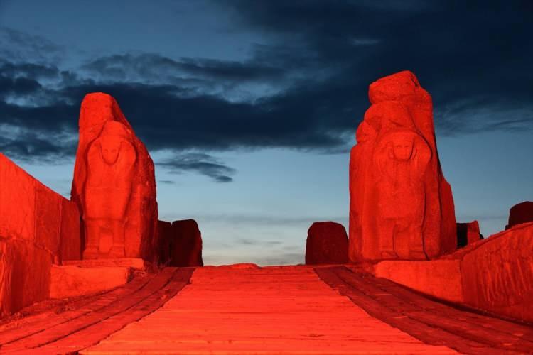 <p>Türk Kızılay'ın 153. kuruluş yıl dönümü dolayısıyla Fatih Sultan Mehmet Köprüsü, Yavuz Sultan Selim Köprüsü, Galata Kulesi, Göbeklitepe ve 2. TBMM Binası gibi sembol yapılar, kırmızı renkle ışıklandırıldı.</p>

<p> </p>
