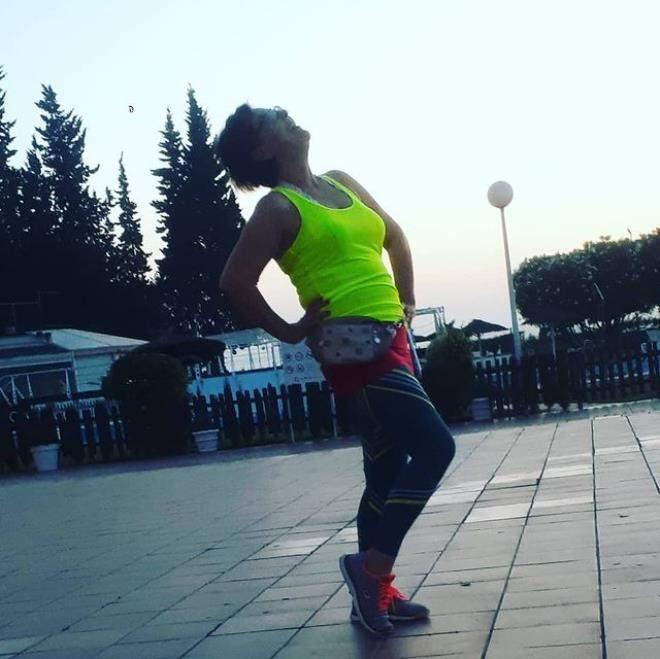 <p><span style="color:#B22222"><strong>İstanbul Şehir Tiyatroları sanatçısı olan Çil, Mimar Sinan Üniversitesi Devlet Konservatuvarı Tiyatro Bölümünde eğitimini tamamladıktan sonra 1990 yılında Şehir Tiyatroları kadrosuna girdi.</strong></span></p>
<p> </p>