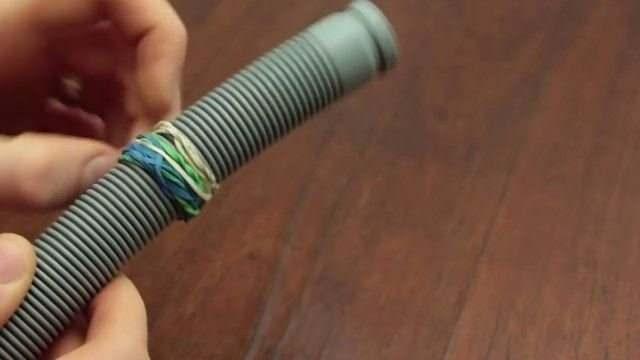 <p><span style="color:#000000"><strong>Üzülmeyin. Birkaç lastik ile sıkıca doladığınız hortum, bir süre su kaçırmadan işinizi görecektir.</strong></span></p>

<p> </p>
