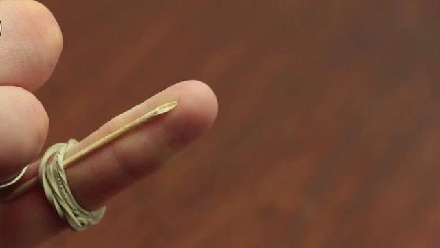 <p><span style="color:#000000"><strong>Ancak gidene kadar atel yapmak isterseniz bir kürdan ve bir lastik size yeterli olan malzemedir.</strong></span></p>

<p> </p>
