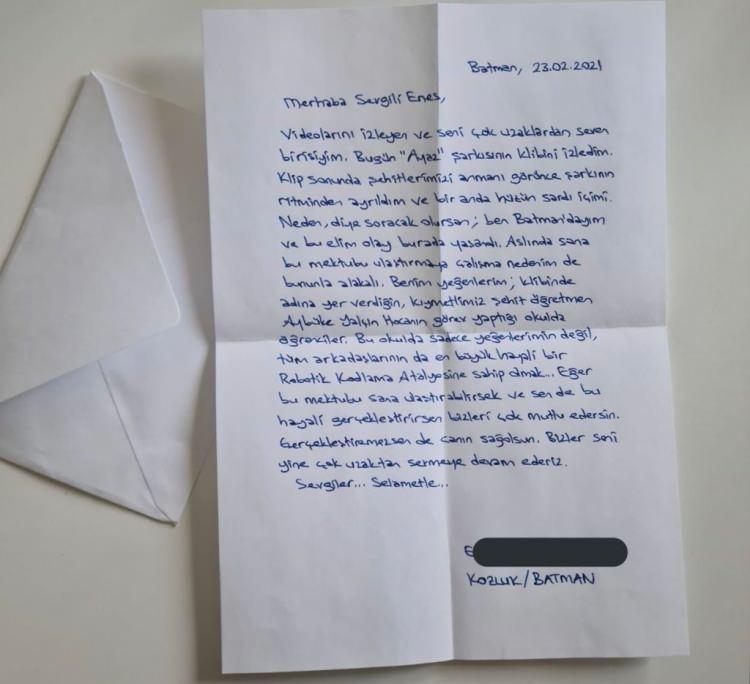 <p><span style="color:#000000"><strong>Batur paylaşımında kendisine Batman'dan gelen bir mektubu da paylaştı.</strong></span></p>
