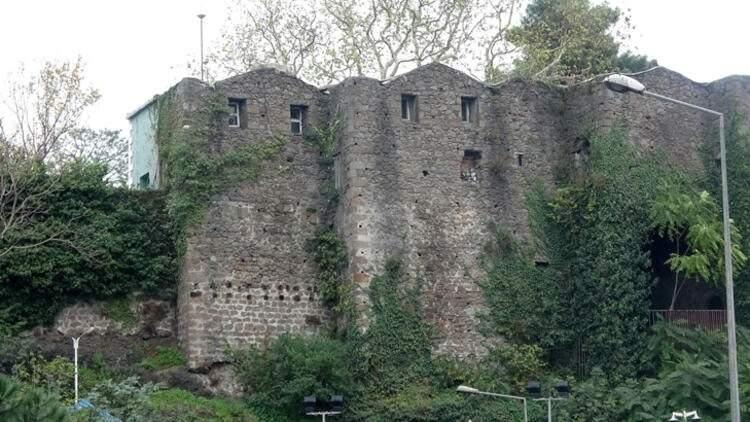 <p>BİR KALE DAHA 'BİZİM' DEDİLER </p>

<p>Üçüncüoğlu ailesi bu kez de Gümüşhane'nin Torul ilçesi Demirkapı köyündeki Manastır Kalesi’nin kendilerine ait olduğunu iddia etti.</p>
