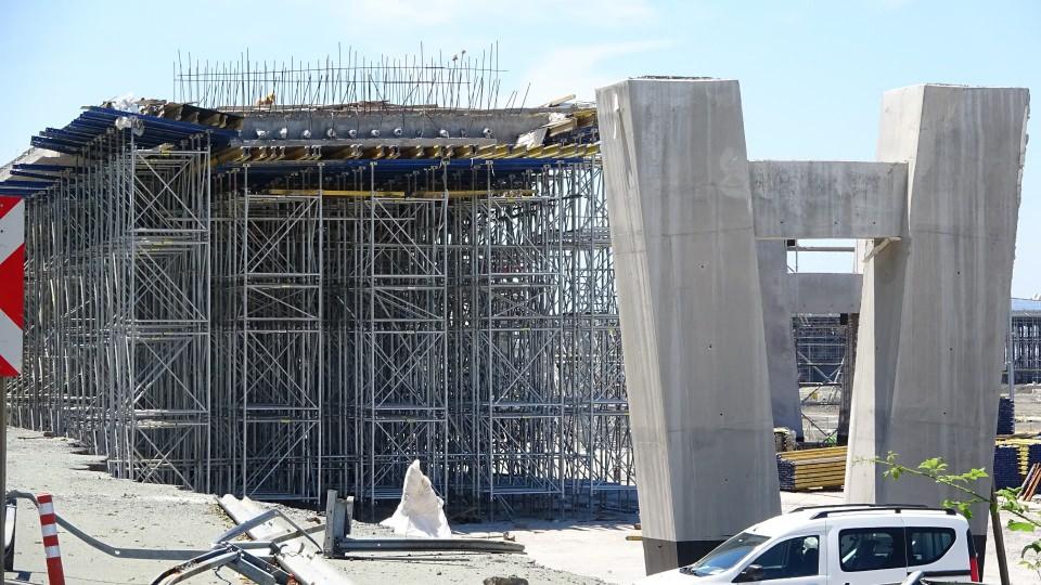 <div><strong>"Bir çok teknoloji ilk kez kullanılıyor"</strong><br />
</div>
<div>Bir çok teknolojinin Rize-Artvin Havalimanı’nda ilk kez kullanıldığın altını çizen Çeber “Bazı şeyler bu havalimanında ilk kez uygulanıyor. Terminal binamızı yapacağız ve terminal binamızın kütle ağırlığı 650 ton diyelim. </div>