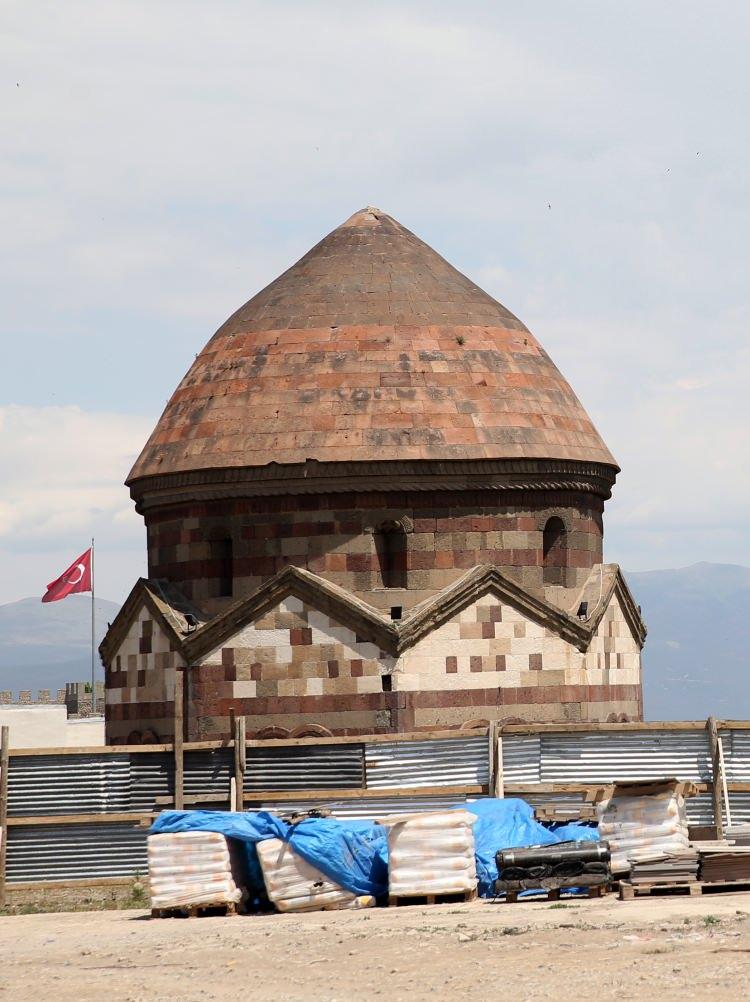 <p>Üç Kümbetler, Çifte Minareli Medrese, Ulu Cami ve Erzurum Kalesi'nden oluşan tarihi kent silüetine hakim bir noktada seyir teraslarının da tasarlandığı projeyle tarihi mekanlar arasında gezinti alanı oluşturulacak.</p>

<p> </p>
