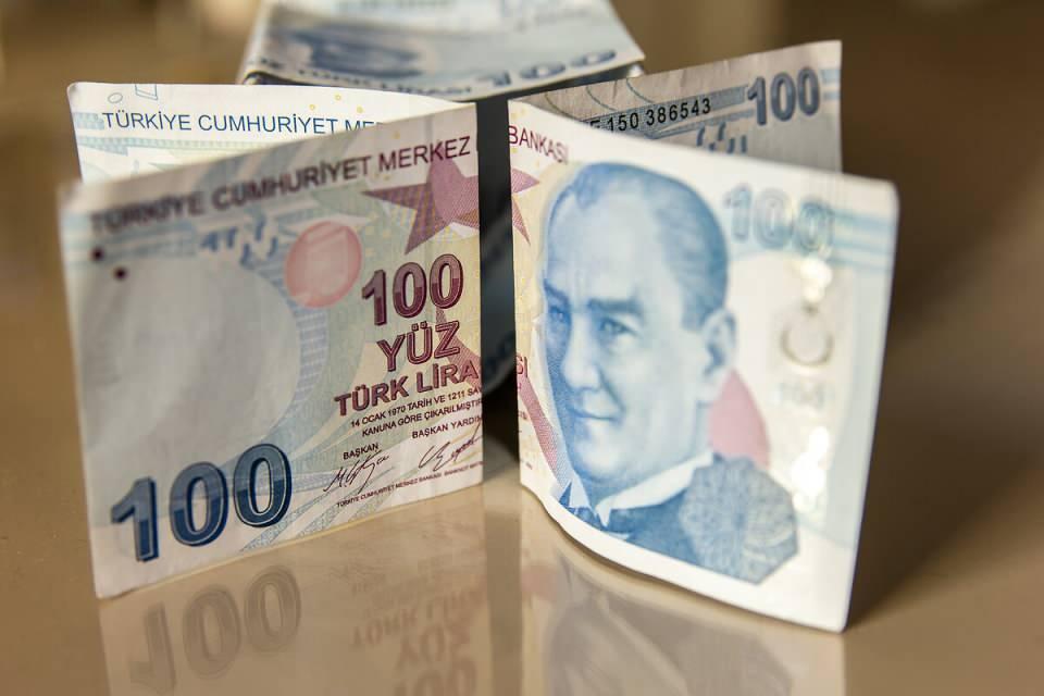 <p><strong>ÖDEME VE TAKSİTLENDİRME NASIL İŞLEYECEK?</strong><br />
<br />
Alacaklar gecikme cezası, zammı yerine Yİ-ÜFE ile güncellenecek. Peşin ödemede yüzde 90'ı, iki taksitle ödemede yüzde 50'si silinecek. Taksitli ödemede ikişer aylık dönemlerde 6, 9, 12 ve 18 eşit taksitle ödeme yapılabilecek. Taksit sayısına göre güncellenecek tutar şu katsayılara göre belirlenecek: "6 eşit taksit için (1.09), 9 eşit taksit için (1.135), 12 eşit taksit için (1.18), 18 eşit taksit için (1.27)</p>