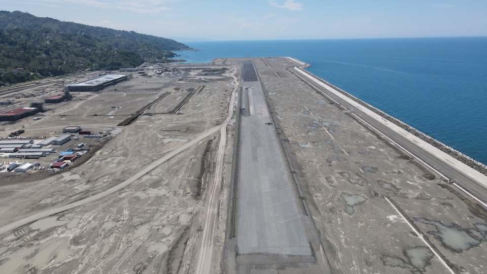 <p>Rize-Artvin Havalimanı inşaatında alt yapıda yüzde 90, üst yapıda yüzde 30 seviyesine ulaşılırken, havalimanı pisti kendini göstermeye başladı.</p>