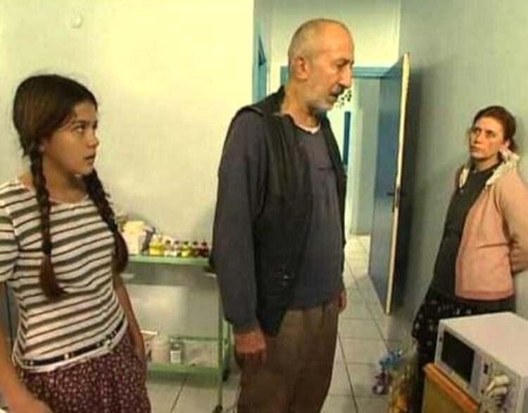 <p><span style="color:#800080"><strong>Burçin Abdullah, güzelliği ile herkesi kendine hayran bıraktı.</strong></span></p>