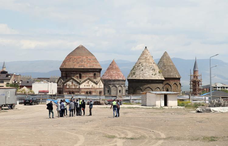 <p>Tarihi mekanların restorasyonu, harabe alanların yeniden günümüze kazandırılmasıyla ilgili yaptıkları çalışmalardan birinin de Üç Kümbetler Millet Bahçesi Projesi olduğunu ifade eden Sekmen, çalışmanın tüm hızıyla sürdüğünü söyledi.</p>

<p> </p>
