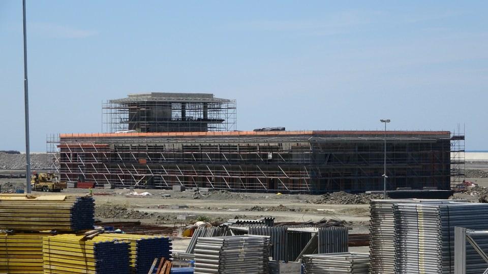 <div><strong>"Cumhurbaşkanımıza verdiğimiz sözü tutacağız"</strong><br />
</div>
<div>Havalimanının 2021 yılı sonuna kadar hava ulaşımına açılmasını hedeflediklerini belirten Çeber “Bizim vaadimiz havalimanını bu yılın sonunda uçuşlara açmak. Rize’nin kendine özgü özellikleri var. Bir sözümüz var ‘Rize’de haftada 2 kere yağmur yağar. Birisi 3 gün birisi 4 gün sürer’ diye. Olağan üstü hava koşulları bizi engellemedikçe, Allah korusun pandemi gibi olağan üstü bir durum bizi engellemedikçe bizim iş planımız yıl sonu itibariyle havalimanımızı hava ulaşımına açmaktır. Sayın Cumhurbaşkanımızın talimatı ve bizim de ona verdiğimi söz bu şekildedir ve inşallah yetişecek” diye konuştu.</div>