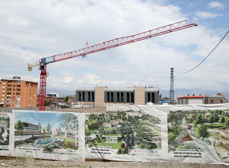 <p>Çevre ve Şehircilik Bakanlığı, Toplu Konut İdaresi Başkanlığı (TOKİ) ve Erzurum Büyükşehir Belediyesi işbirliğinde merkez Yakutiye ilçesinde yürütülen Üç Kümbetler Millet Bahçesi proje alanında, içinde yaklaşık bin yıllık Üç Kümbetler, Erzurum Kalesi, Lala Paşa Camisi başta olmak üzere tarihi ve kültürel öneme sahip çeşme, hamam, konaklar gibi birçok geleneksel mimari örnek yer alıyor.</p>

<p> </p>
