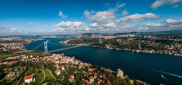 <p>İstanbul'un arsa değeri 2020 sonu itibarıyla 23,4 trilyon liraya (2,7 trilyon dolar) ulaştı.</p>

<p>Emlak bilgi bankası Tapusor.com'un "İstanbul'un Arsa Değeri" başlıklı araştırmasına göre, İstanbul'un arsa değeri hem TL hem de dolar açısından artmaya devam ediyor.</p>
