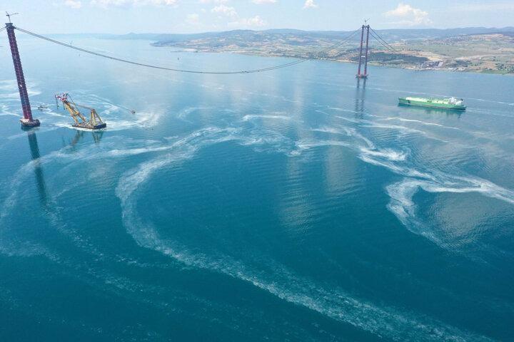 <p>Bazı bölgelerde su yüzeyinde beton görünümü oluşturan müsilajın deniz taşıtlarının çevrelerini sardığı, Marmara Denizi'nin kuzeyi ile Ege'ye doğru yayıldığı gözlendi.</p>

