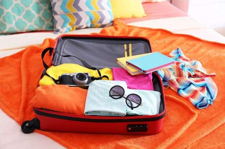 <p><span style="color:#0000CD"><strong> Yaz mevsimine girdiğimiz şu günlerde tatil planı yaparken her şeyin eksiksiz olması için liste yapmak gerekiyor.  Aylar öncesinden hevesle yapılan tatil planlarında işleri kolaylaştırmak için ilk olarak gidilecek yere göre bavul eşyalarını ayarlamak çok önemlidir. Bunun için adım adım bavulunuzda olması gereken eşyaları sizler için sıraladık. İşte, yaz tatilinde bavulunuzda olması gereken 10 parça...</strong></span></p>
