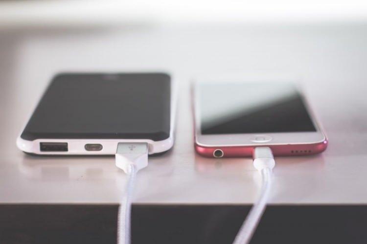 <p><span style="color:#000000"><strong>Şarj aleti ve powerbank</strong></span></p>