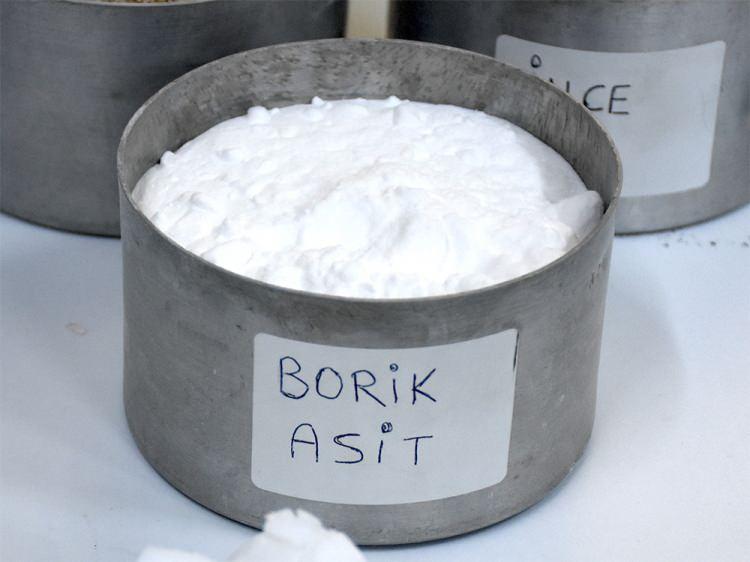 <p>Sıvılaşabilir zeminlerde bu enjeksiyon malzemesini kullanarak laboratuvar ve arazi testlerini yaptık, oldukça etkili sonuçlar elde edebileceğimizi gördük. Bununla birlikte oluşabilecek can ve mal kayıplarını minimuma indirebileceğiz ve bunları önlemede yol katetmek istiyoruz. Jel halinde olan malzemeyi zeminde boşluklara enjekte ettiğimizde zemin içindeki yerlere malzeme yerleşiyor ve katılaşarak zeminin tamamen sert bir hale gelmesini sağlıyor. Zeminin dayanımı çok artıyor, geçirgenlik dediğimiz olayı çok artırıyor."</p>