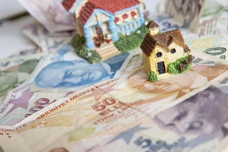 <p>KAYITSIZ EMTİAYI KAYDA ALMA </p>
<p>Mükellefler işletmelerinde mevcut olduğu halde kayıtlarında yer almayan emtia, makine, teçhizat ve demirbaşları kendilerince veya bağlı oldukları meslek kuruluşunca tespit edilecek rayiç bedel ile 31.8.2021 tarihine kadar bir envanter listesi ile vergi dairelerine bildirmek suretiyle defterlerine kaydedebilecek.Buna göre aktiflerine kaydettikleri emtia için ayrı, makine, teçhizat ve demirbaşlar için ayrı olmak üzere özel karşılık hesabı açılması gerekecek. Emtia için ayrılan karşılık, ortaklara dağıtılması veya işletmenin tasfiye edilmesi hâlinde sermayenin unsuru sayılacak ve vergilendirilmeyecek.</p>