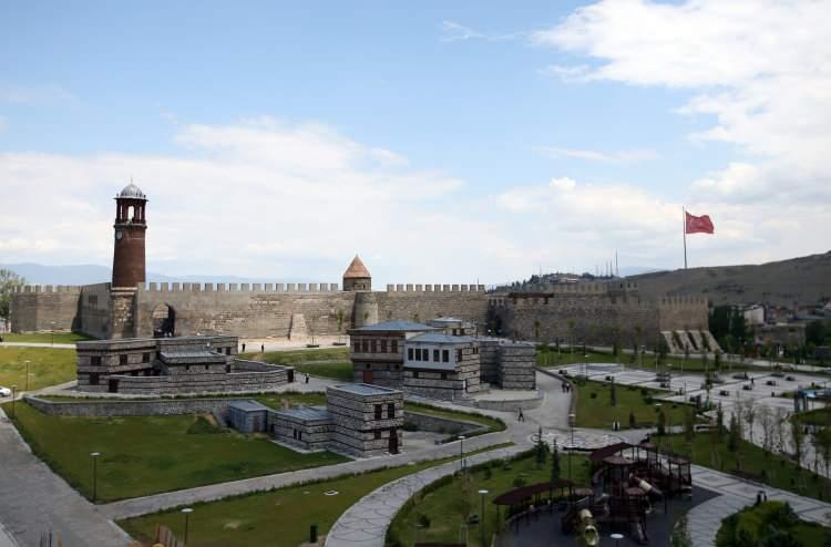 <p>Bu yıl sonuna kadar tamamlanması hedeflenen Erzurum Üç Kümbetler Millet Bahçesi Projesi ile yöre halkı ve kente gelen ziyaretçiler için doğal, tarihi ve kültürel manzaralar eşliğinde vazgeçilmez bir nefes alma mekanı sağlanması amaçlanıyor.</p>

<p> </p>
