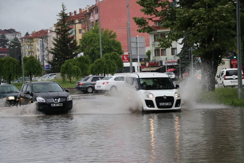 <p>Düzce'nin Kaynaşlı ilçesinde etkili olan sağanak nedeniyle bazı alt geçitler su altında kaldı.</p>
<p> </p>