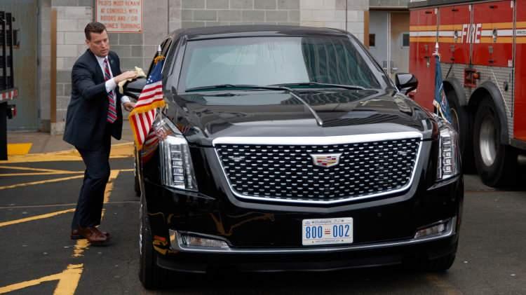 <p>CANAVAR NASIL ÜRETİLDİ?<br />
<br />
ABD’nin resmi devlet başkanı otomobili olan  Cadillac One, ABD başkanlarının güvenliğinin söz konusu olabileceği çeşitli gezilerde kullanılıyor. Aracın sadece zırhlı motorunun bir milyon dolardan fazla bir paraya  mal olduğu ve toplam ağırlığın en az 10  ton olduğu belirtiliyor.</p>
