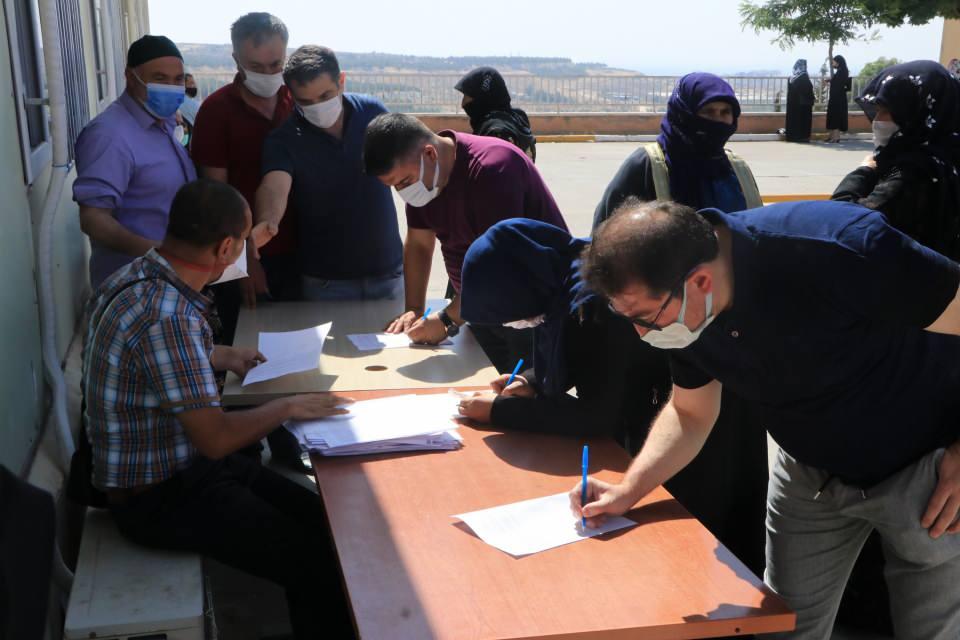 <p> Uzman Doktor Ahmet Kaya, kentte şu ana kadar 52 bin vatandaşın aşılandığını söyledi. Vatandaşları salgına karşı aşılarını yaptırmaya davet eden Kaya, "Sağlık Bakanlığımızın talimatıyla 40 yaş üstü bütün vatandaşlarımızı aşılanmaya başlandı. </p>
