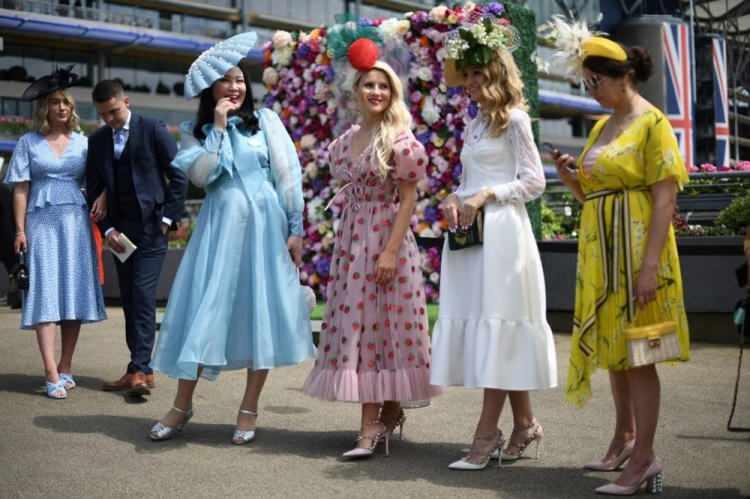 <p><span style="color:#0000CD"><strong>Her yıl İngiliz Kraliyet Ailesi onuruna düzenlenen Royal Ascot At Yarışları’nda, İngiliz sosyetesi ve kraliyetinden konuklar, birbirinden ilginç şapkalarıyla at yarışlarının önüne geçti. Kadınların birbirinden şık kıyafetler ve şapkalar giyerek izledikleri yarışların moda başkanlığını bu yıl İngiltere’de yaşayan Türk modacı Zeynep Kartal yaptı.</strong></span></p>
