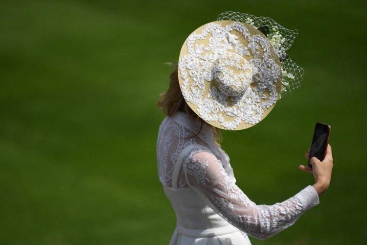 <p><span style="color:#0000CD"><strong>Ünlü İngiliz dergisi Royal Ascot Style Guide da Zeynep Kartal’ı kapağına taşıdı. The Royal Ascot için birçok ünlü isme elbise tasarlayan Zeynep Kartal şöyle konuştu:</strong></span></p>
<p> </p>