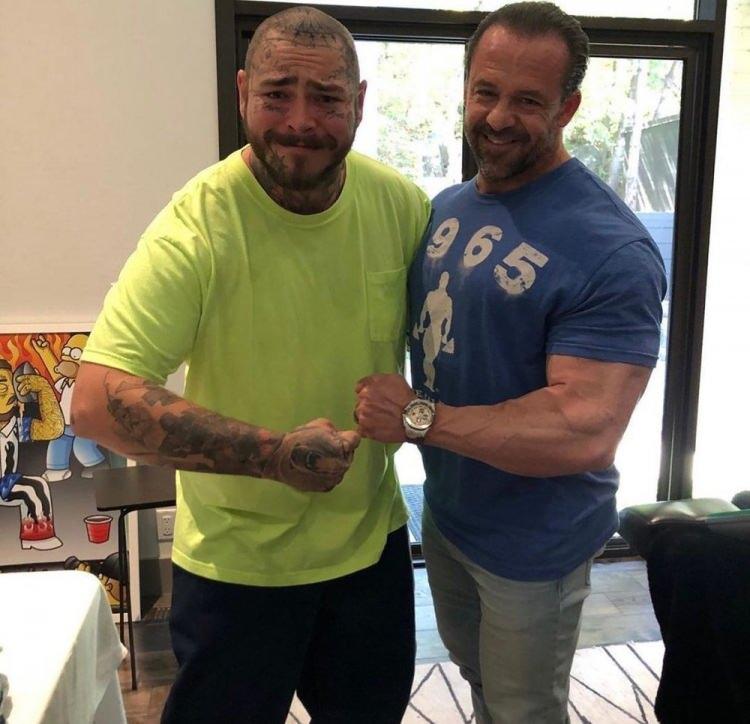 <p><span style="color:#0000CD"><strong>Mart ayında Post Malone ile fotoğraf paylaşan Dr. Thomas Connelly, yapılan işlemin 3 aylık bir emeğin sonunda ortaya çıktığını vurguladı.</strong></span></p>