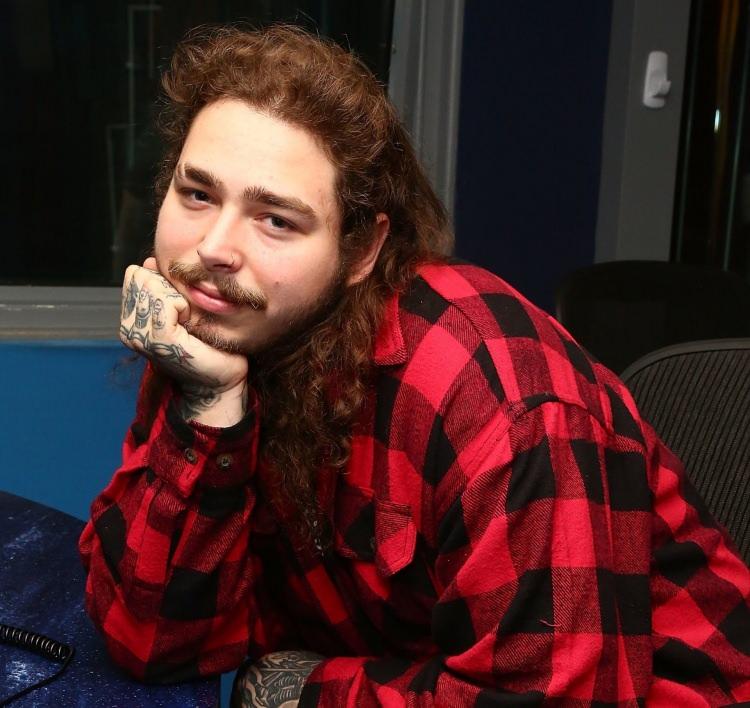 <p><span style="color:#0000CD"><strong>Milyon dolarlık gülüşünü hayranlarıyla paylaşan Post Malone’a kimi övgüler yağdırırken bazı hayranları ise hiç beğenmedi.</strong></span></p>