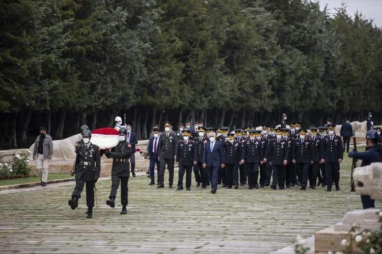 <p>İçişleri Bakan Yardımcısı Mehmet Ersoy ve Jandarma Genel Komutanı Orgeneral Arif Çetin, Jandarma Teşkilatının 182'nci kuruluş yıl dönümü dolayısıyla Anıtkabir'i ziyaret etti.</p>

<p> </p>
