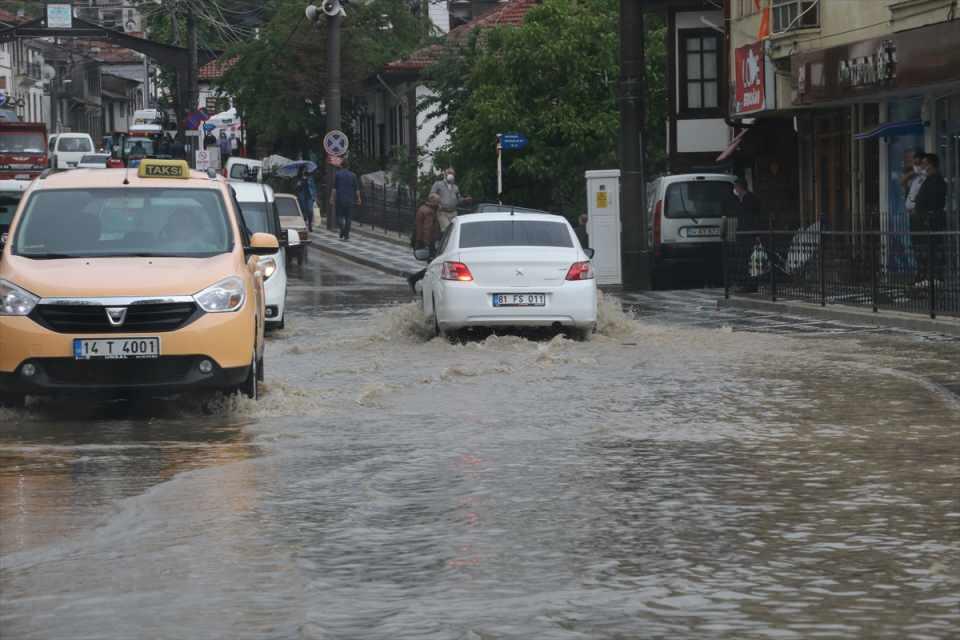 <p>Karabük'te de öğle saatlerinde etkili olan sağanak, Kurtuluş Mahallesi'ndeki yollarda su birikintilerine neden oldu.</p>
<p> </p>