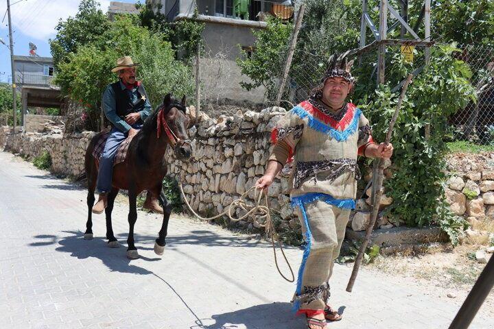 <p>Köylülerden Mehmet Özbay da "Cumali Ozan'ı köyde herkes kovboy olarak tanıyor, sürekli ata biner ve kovboy taklitleri yapar. Önce çok şaşırmıştık ama şimdi alıştık." dedi.</p>

<p> </p>
