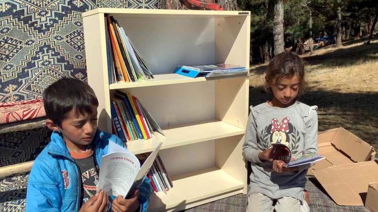 <p><strong>'YANLARINDA RAHATLIKLA GÖTÜREBİLİRLER'</strong></p>

<p>5 yıl içinde köy çocuklarını 70 bini aşkın kitapla buluşturduğunu kaydeden Ahmet Yerlikaya, son olarak çadırda yaşamak zorunda kalan çocuklar için yeni bir kampanya başlattı. </p>
