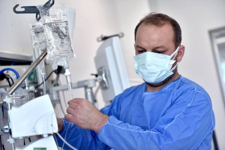 <p>- Hastalığı çocuklarına bulaştırdı</p>

<p>Kovid-19 Cerrahi Yoğun Bakım Servisinde görev yapan hemşire Yüksel Özükanlı ise koronavirüsle mücadele ettiği süreçte 2 kez hastalığa yakalandığını belirtti.</p>
