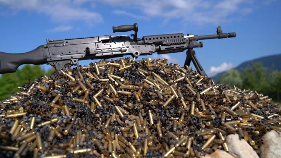 <p>“SAR-762-MT ağır makinalı tüfeğimiz ilk kez görücüye çıktı”<br />
Silahların ilk kez sergilendiğini söyleyen Sarsılmaz Silah Sanayii’nin Satış Müdürü Hakan Özadalı, “Fuara 60 silahla katıldık. Piyade tüfeklerimiz, makinalı tabancalarımız, ağır makineli tüfeğimizi fuarda sergiledik. İlk kez bu fuarda gösterdiğimiz ürünlerimiz var. </p>