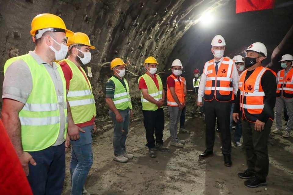<p>Kısa sürede çalışmaların çok hızlı ilerlediğini, 1280 metre uzunluğundaki çift tünelin bugün itibarıyla açıldığını anlatan Sonel, "Terzili Tüneli'mizde ışığı gördük. İnşallah viyadüklerle de Melet Irmağı'nı aşacağız. Allah tüm emeği geçenlerden razı olsun." ifadesini kullandı.</p>

<p> </p>
