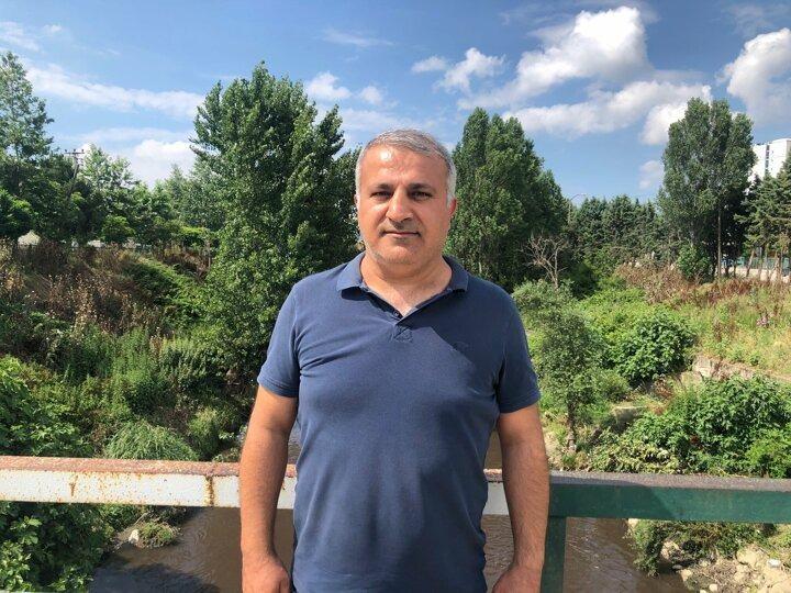 <p>"SANAYİCİLER KADAR EVDEKİLER DE SUÇLU"<br />
​<br />
​ DOĞADER Yönetim Kurulu Üyesi Murat Demir, "4 milyona yaklaşan nüfusumuzla, 20'den fazla sanayi bölgemizle biz bütün evsel ve sanayi atığımızı Nilüfer Çayı'na bırakıyoruz. Bunu hem evimizde hem de sanayimizde yapıyoruz. Yani sanayicimiz kadar evdeki teyzemiz de suçlu. Çünkü biz lavabolardan döktüğümüz kızartma yağları, bulaşık yağları, deterjan gibi atıklarla kirletiyoruz.</p>
