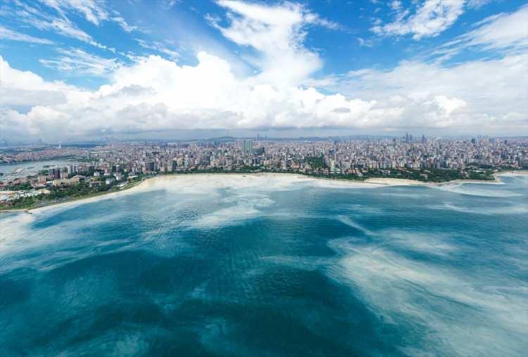 <p>Öte yandan bakanlığa ve yetkilendirdiği kuruluşlara ait tekneler, deniz süpürgeleri ve botların çalışmaları da açık denizde devam ediyor.</p>
<p> </p>