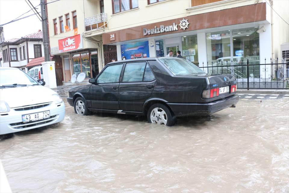 <p>Sanayi kavşağında oluşan su baskınları nedeniyle trafik durma noktasına geldi.</p>
<p> </p>