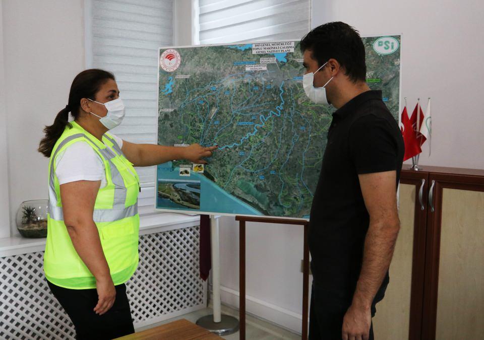 <p>DSİ bünyesinde Türkiye’nin ilk ve tek kadın formeni olan Perihan Kaya’yı Tarım ve Orman Bakanı Bekir Pakdemirli ve DSİ Genel Müdürü Kaya Yıldız da Adana ziyaretleri sırasında tebrik edip başarılar diledi.</p>

<p> </p>
