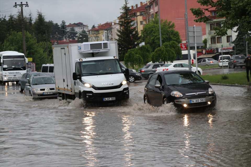 <p>Bolu'da gece saatlerinde başlayan ve aralıklarla etkisini artıran sağanak ulaşımı olumsuz etkiliyor.</p>
<p> </p>